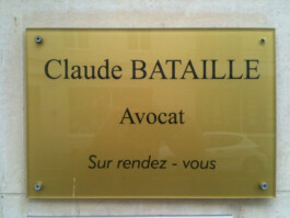 une plaque d'avocat qui indique CLAUDE BATAILLE